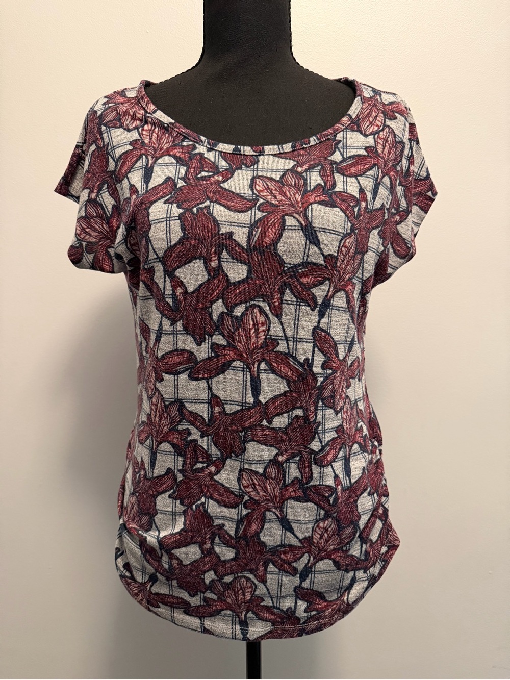 Laura Scott Short-Sleeve Floral Tee in Burgundy and Navy